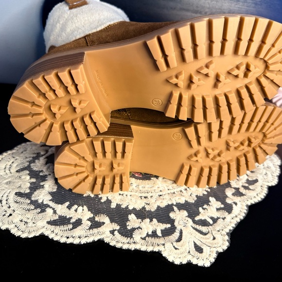 Bertuchi Shearling Lined Suede Boots Made in Spain EU 39/Size 8 Size 8.5 - Picture 4 of 4